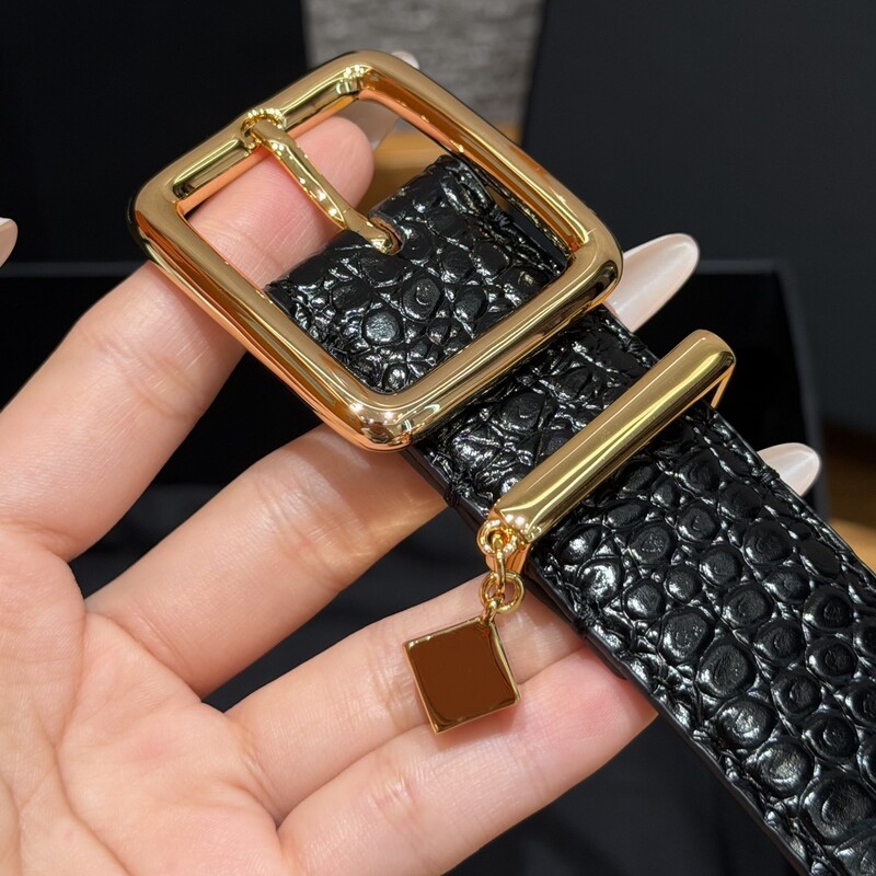 Pendant square buckle leather women's waist belt with crocodile pattern cowhide, suitable for daily use and versatile for various occasions.