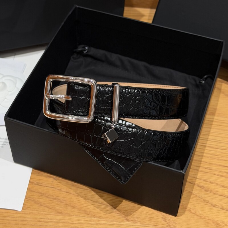 Pendant square buckle leather women's waist belt with crocodile pattern cowhide, suitable for daily use and versatile for various occasions.