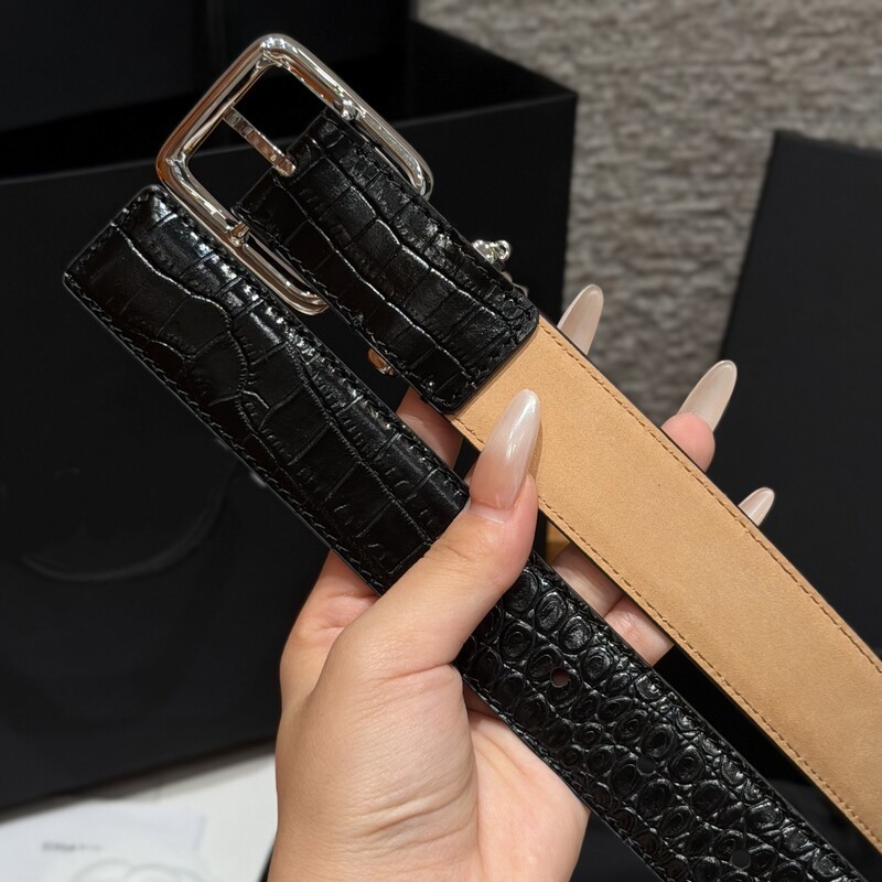 Pendant square buckle leather women's waist belt with crocodile pattern cowhide, suitable for daily use and versatile for various occasions.
