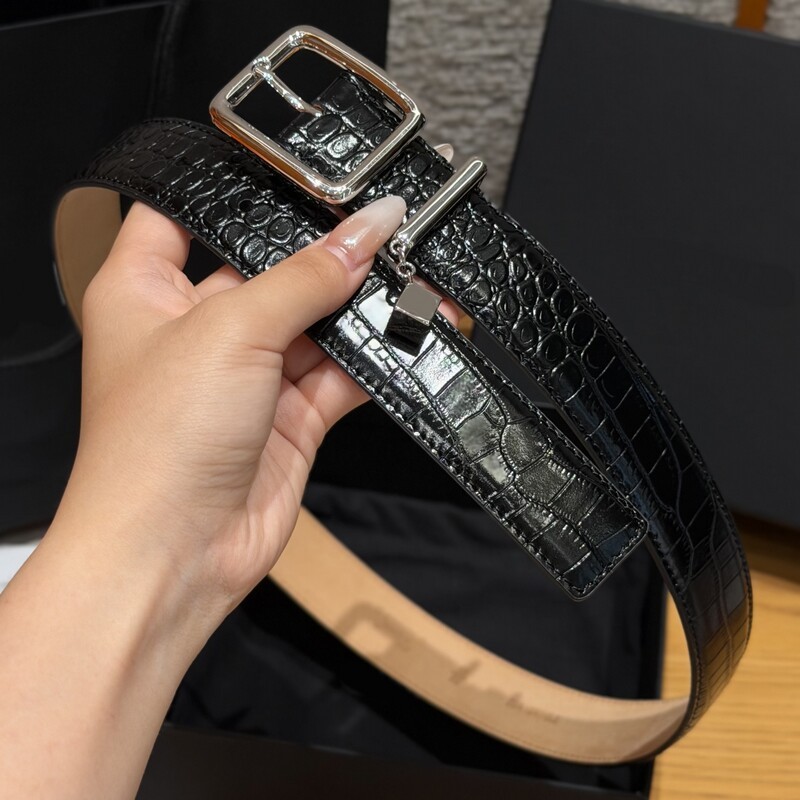 Pendant square buckle leather women's waist belt with crocodile pattern cowhide, suitable for daily use and versatile for various occasions.