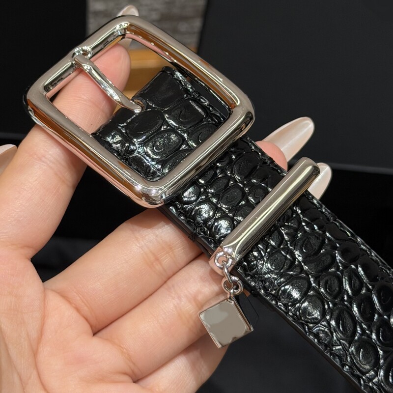 Pendant square buckle leather women's waist belt with crocodile pattern cowhide, suitable for daily use and versatile for various occasions.