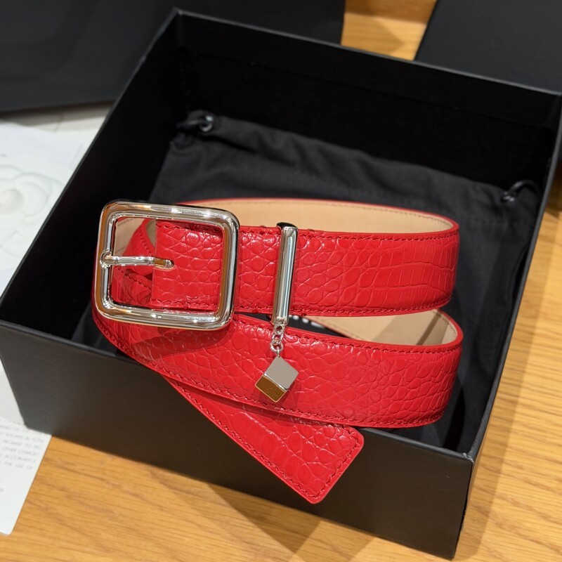 Pendant square buckle leather women's waist belt with crocodile pattern cowhide, suitable for daily use and versatile for various occasions.