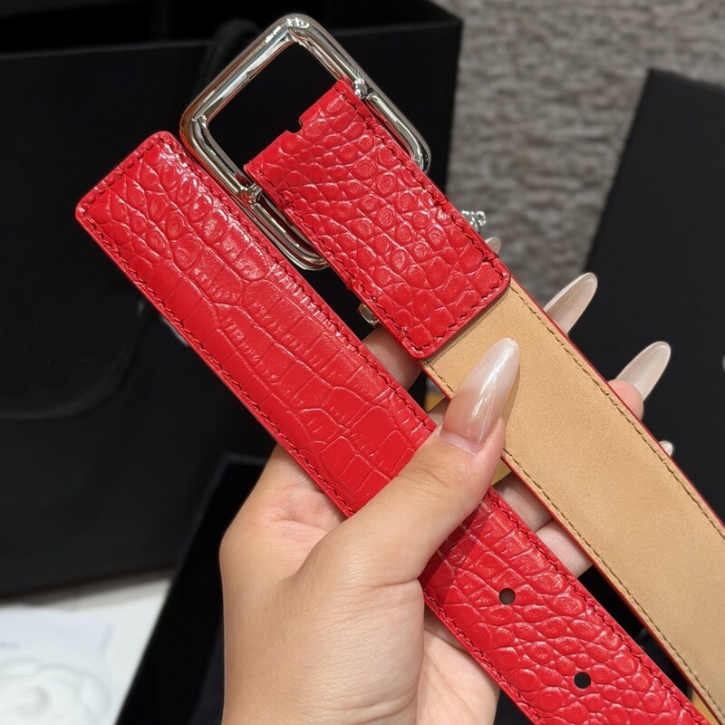 Pendant square buckle leather women's waist belt with crocodile pattern cowhide, suitable for daily use and versatile for various occasions.