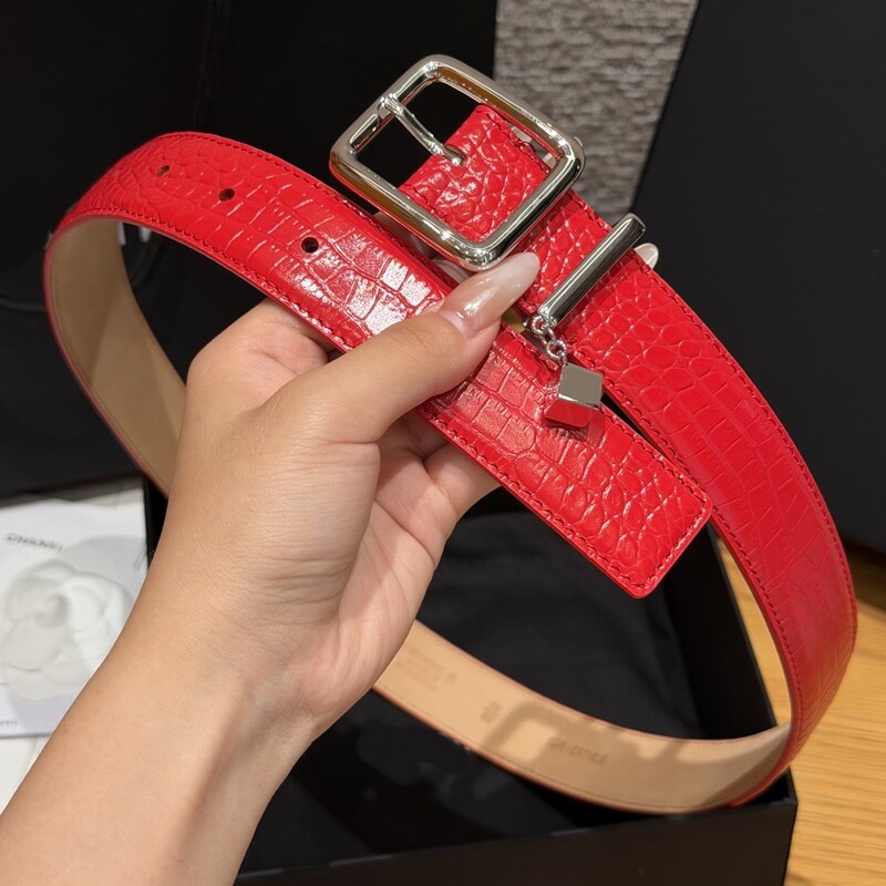 Pendant square buckle leather women's waist belt with crocodile pattern cowhide, suitable for daily use and versatile for various occasions.