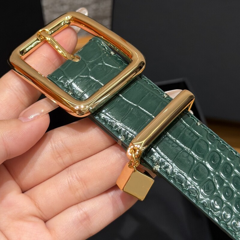 Pendant square buckle leather women's waist belt with crocodile pattern cowhide, suitable for daily use and versatile for various occasions.