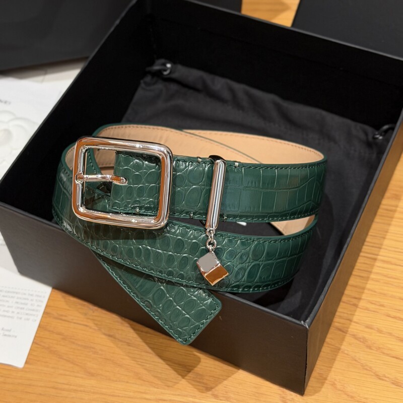 Pendant square buckle leather women's waist belt with crocodile pattern cowhide, suitable for daily use and versatile for various occasions.