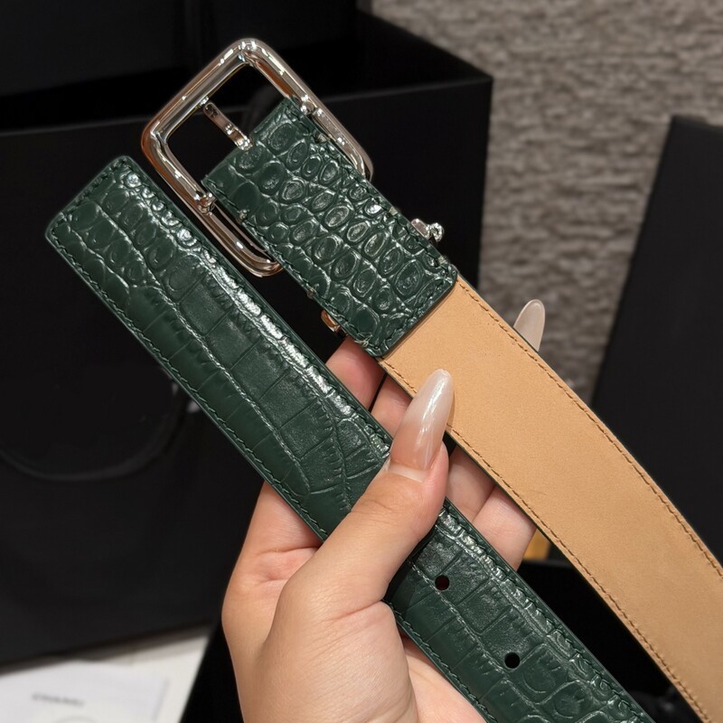 Pendant square buckle leather women's waist belt with crocodile pattern cowhide, suitable for daily use and versatile for various occasions.