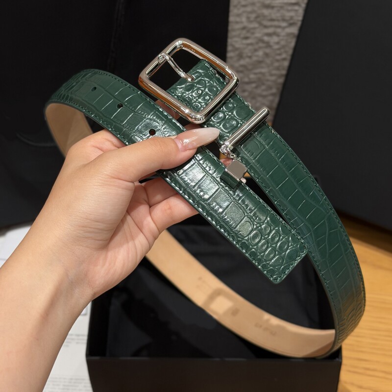 Pendant square buckle leather women's waist belt with crocodile pattern cowhide, suitable for daily use and versatile for various occasions.