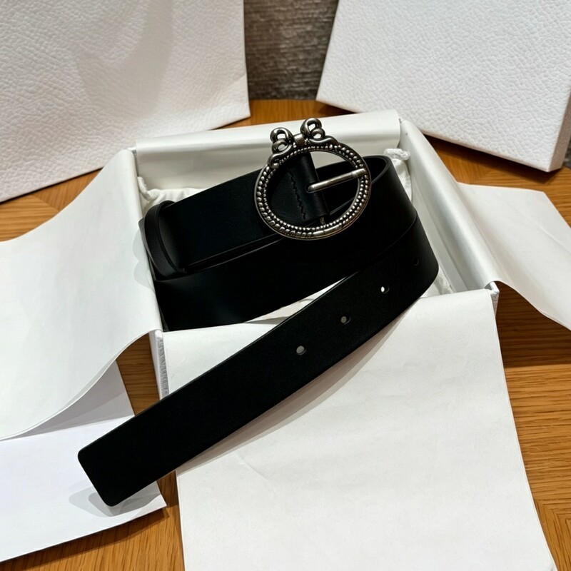 Retro needle-style lady's needle-style leather belt with solid-color butterfly clasp as a fashionable belt accessory