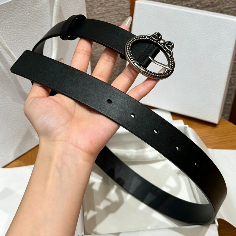 Retro needle-style lady's needle-style leather belt with solid-color butterfly clasp as a fashionable belt accessory