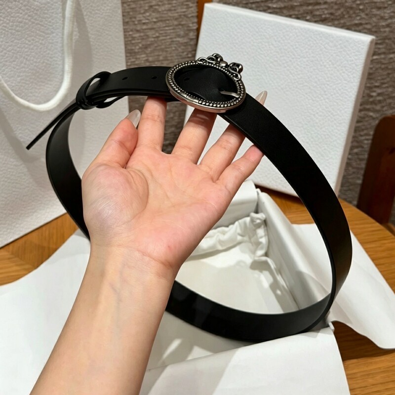 Retro needle-style lady's needle-style leather belt with solid-color butterfly clasp as a fashionable belt accessory