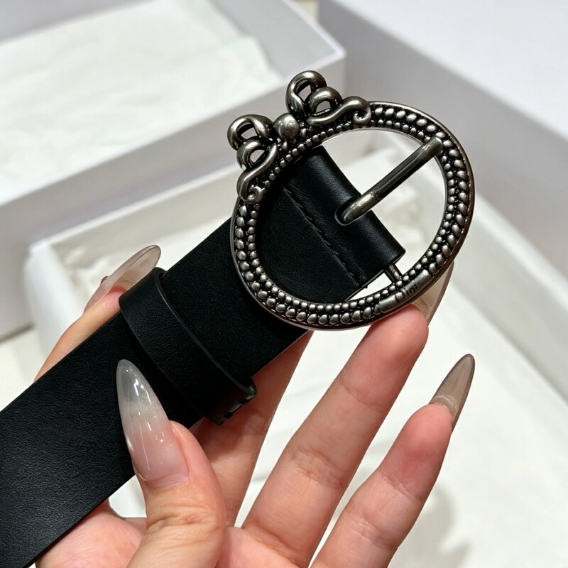 Retro needle-style lady's needle-style leather belt with solid-color butterfly clasp as a fashionable belt accessory