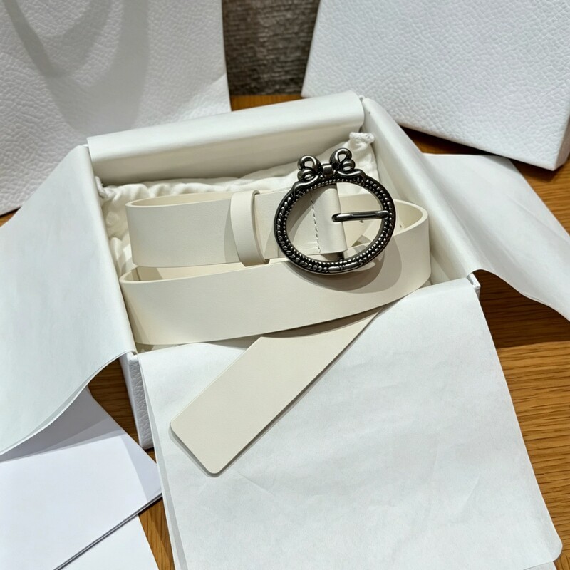 Retro needle-style lady's needle-style leather belt with solid-color butterfly clasp as a fashionable belt accessory