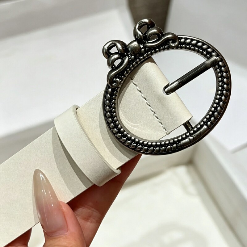 Retro needle-style lady's needle-style leather belt with solid-color butterfly clasp as a fashionable belt accessory