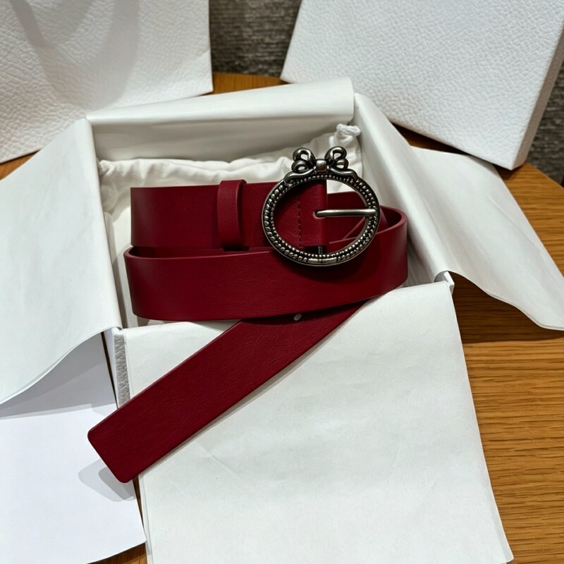 Retro needle-style lady's needle-style leather belt with solid-color butterfly clasp as a fashionable belt accessory