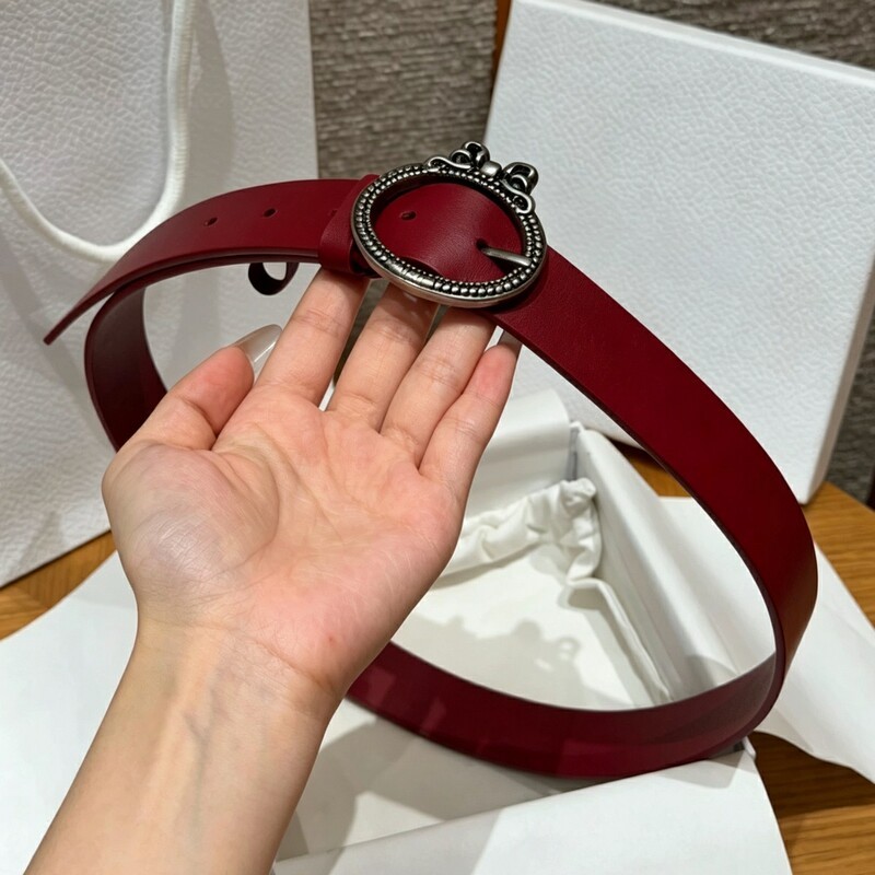 Retro needle-style lady's needle-style leather belt with solid-color butterfly clasp as a fashionable belt accessory