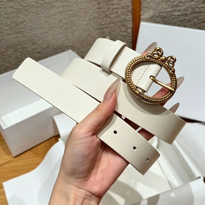 Retro needle-style lady's needle-style leather belt with solid-color butterfly clasp as a fashionable belt accessory