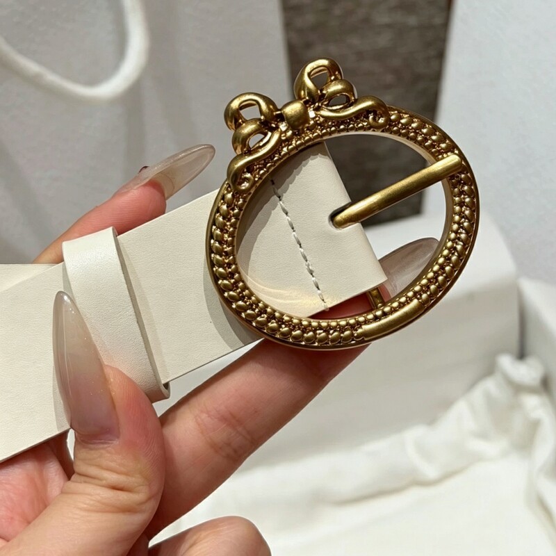 Retro needle-style lady's needle-style leather belt with solid-color butterfly clasp as a fashionable belt accessory