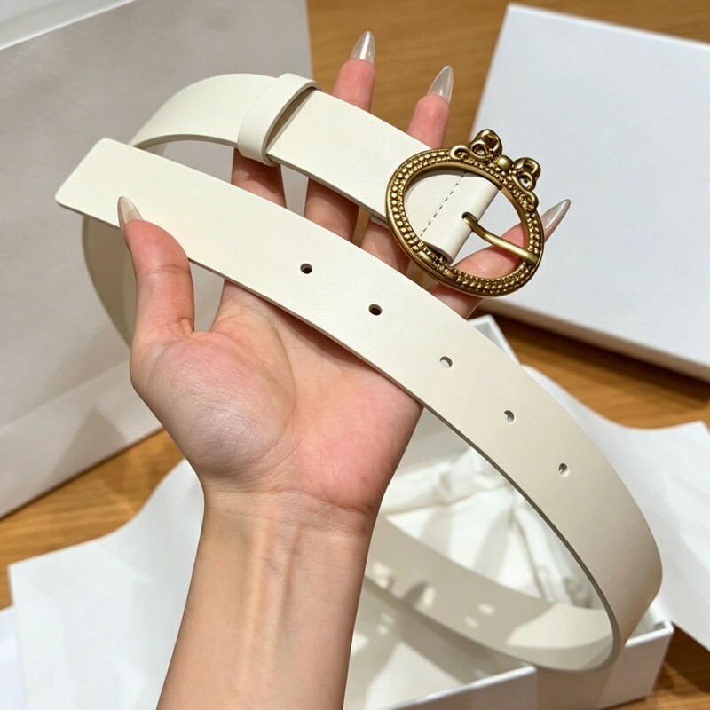 Retro needle-style lady's needle-style leather belt with solid-color butterfly clasp as a fashionable belt accessory