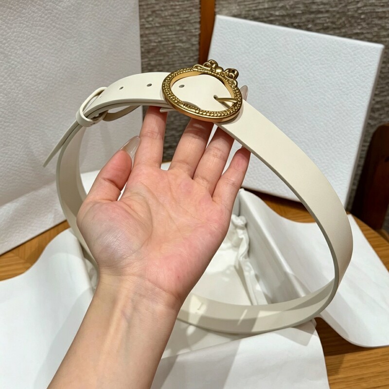Retro needle-style lady's needle-style leather belt with solid-color butterfly clasp as a fashionable belt accessory