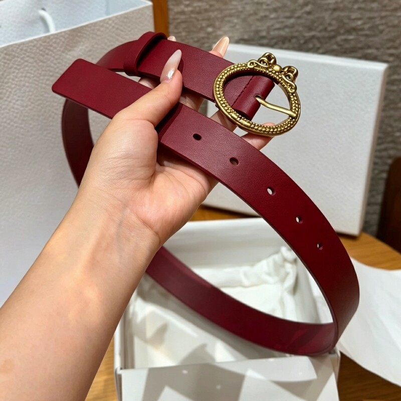 Retro needle-style lady's needle-style leather belt with solid-color butterfly clasp as a fashionable belt accessory