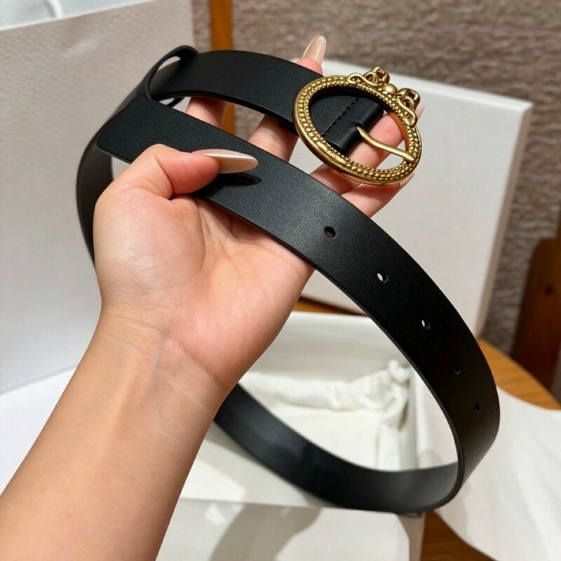 Retro needle-style lady's needle-style leather belt with solid-color butterfly clasp as a fashionable belt accessory