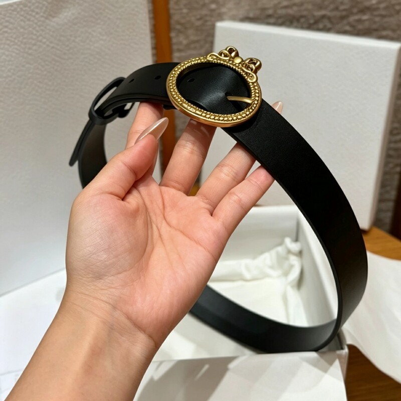 Retro needle-style lady's needle-style leather belt with solid-color butterfly clasp as a fashionable belt accessory