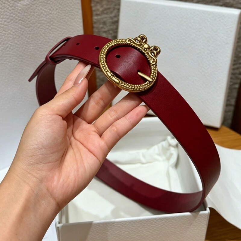 Retro needle-style lady's needle-style leather belt with solid-color butterfly clasp as a fashionable belt accessory