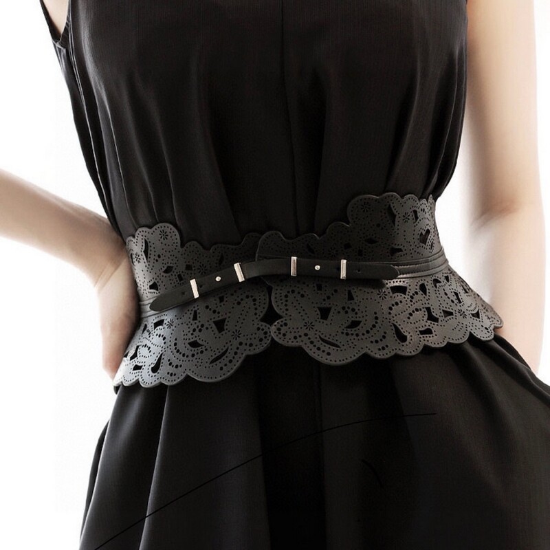 Fashionable outerwear paired with a high-waisted pants with a hollowed-out waistband, a decorative female waistband, and a wide belt for the dress.