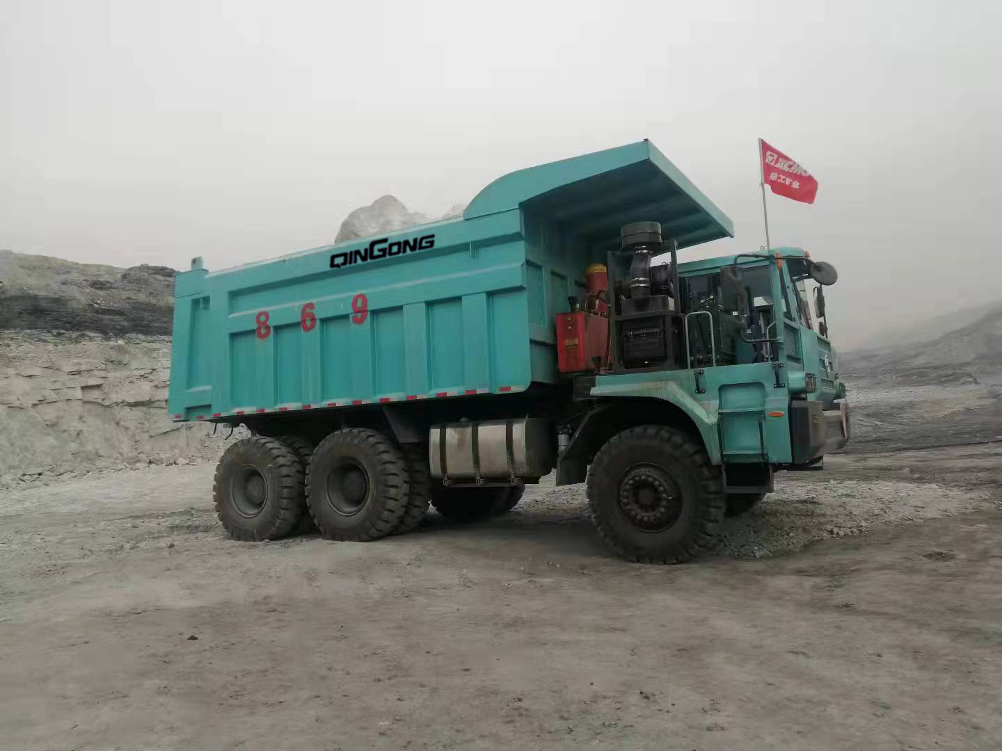 QINGONG 100T MINING DUMP TRUCK IN GOLDEN MINE