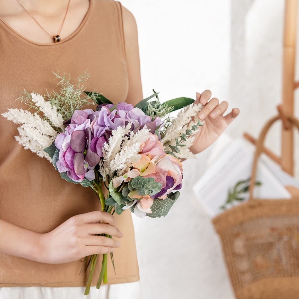 MW99554 Wholesale Artificial Flower Bouquet Hydrangea Eucalyptus Astible Bouquet For Christmas Picks