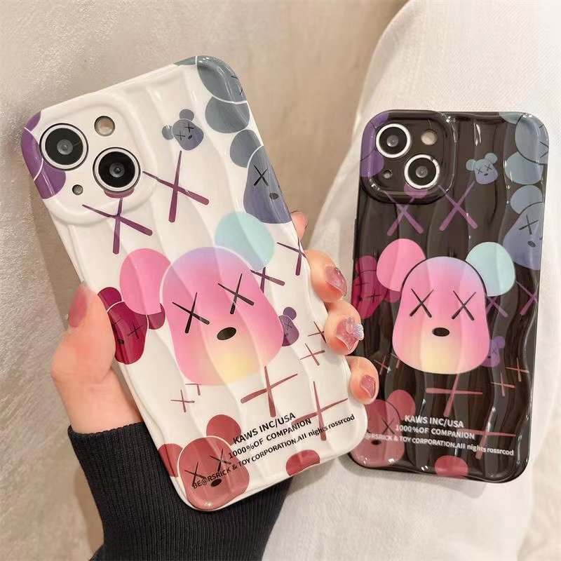 ブランドコピーkawsアイフォン15/14 Pro Maxスマホカバー かわいい熊放熱性よい KAWS カウズ IPhone  14plus/12pro/11 Pro Maxケース 軽量 レザー製上品経典スリム ファッション落下保護激安