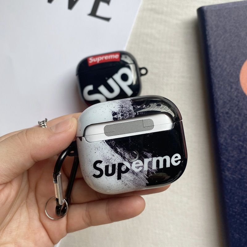 Supremeブランドエアーポッズ Pro2/3ケース ーairpods 第三代シュプリーム交換カバーイヤホン全保護ケース経典 AIRPODS pro  ケースカラビナ付き携帯便利モノグラムファションおしゃれ airpods 2/1 保護カバー 落下保護 充電可 ファッション 紛失防止落下保護おまけ