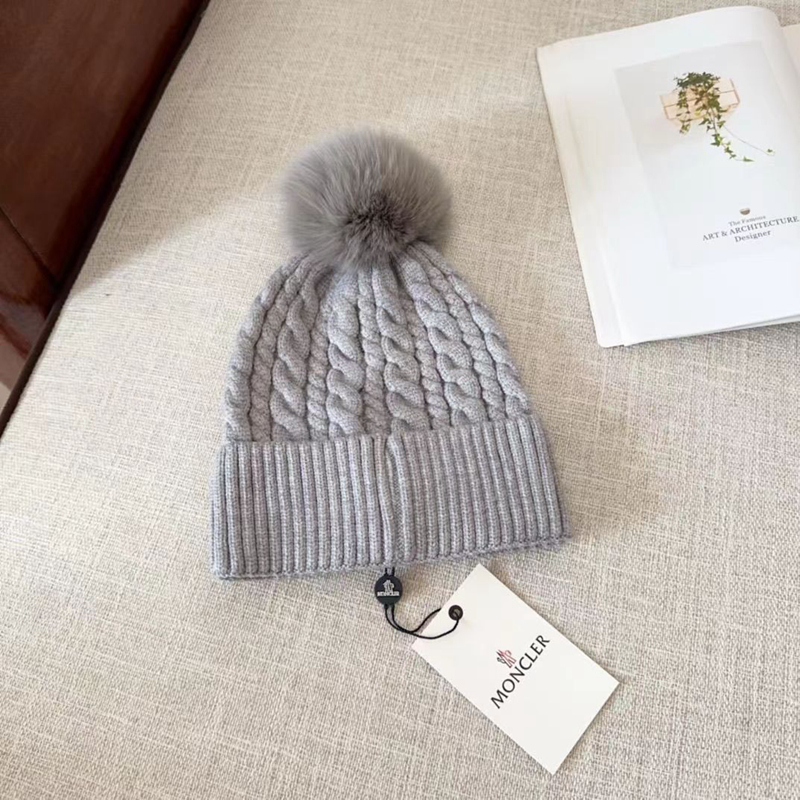 虹　美品　MONCLER グレー ニット帽 ファー付きポンポン 再再値下げ】モンクレール グレー ニット帽 ポンポン付き 【公式通販】