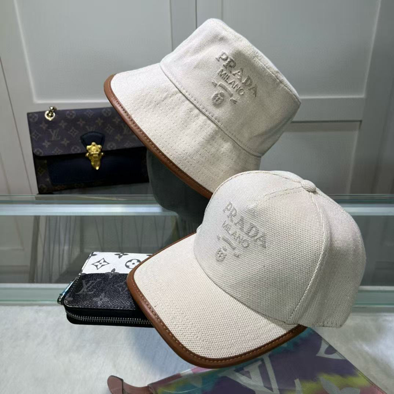 正規品.美品 PRADAハットレディース.メンズ ベージュ- 現行カラー サンドベージュ Re-Nylon バケットハット | PRADA