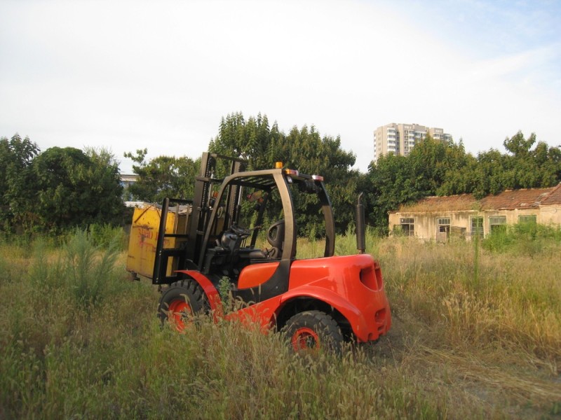 2.5Ton Rough Terrain Forklift Truck