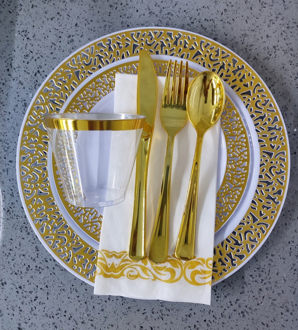 Hollow Out Lace Gold Rim Disposable Plastic party Dinner Plates bulk tableware wholesale manufacturer