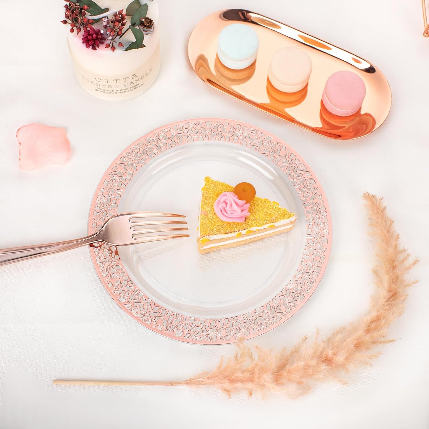 Whole sale 7.5 10.25 inch lace design wedding gold rose rim plastic disposable dishes & plates sets dinnerware