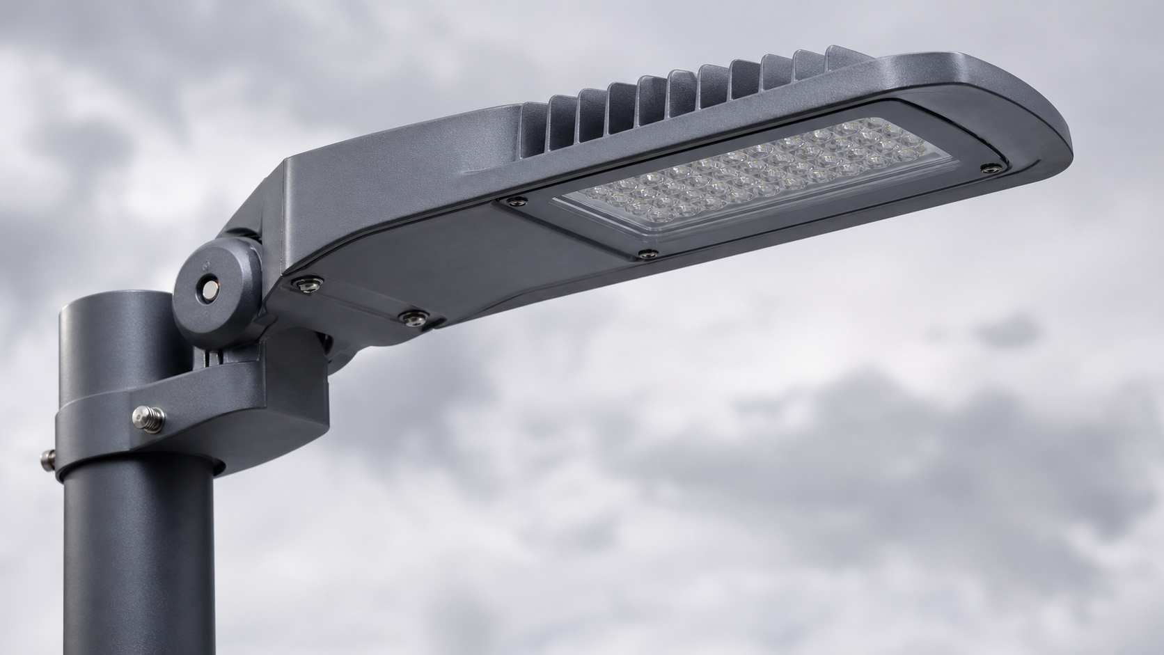 IP65 LED street light fixture with die cast housing and adjustable bracket