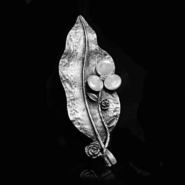 Simple alloy leaf pearl brooch
