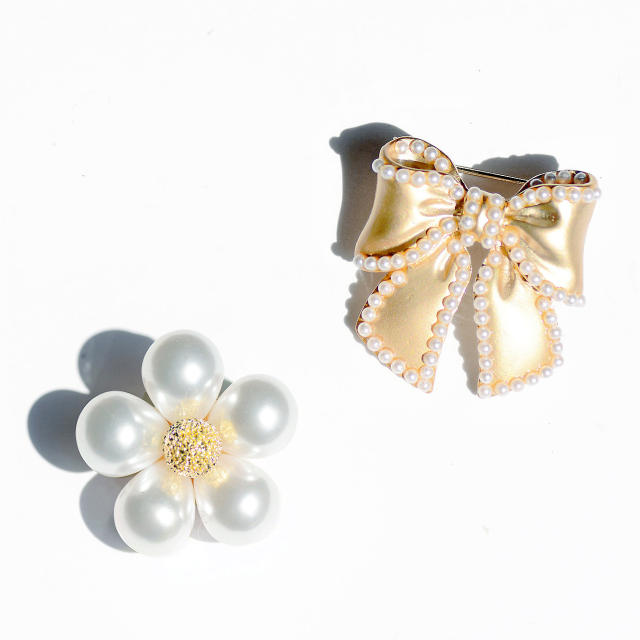 Flower pearl simple brooch