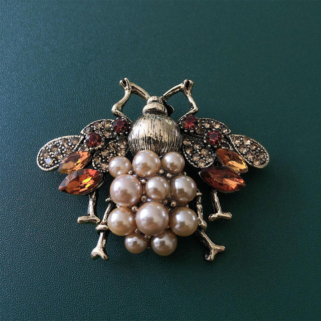 Imitation pearls vintage bee brooch