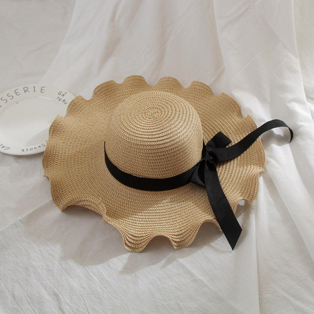 Wave shaped brim straw beach hat