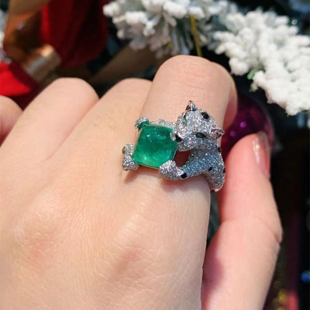 Pave setting cubic zircon leopard emerald rings