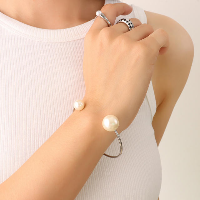 Pearl open bracelet