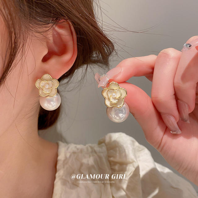 Enamel flower pearl ear studs