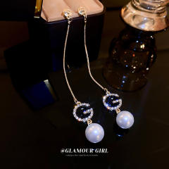 G letter pearl long earrings