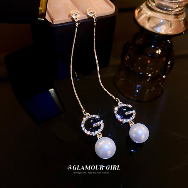 G letter pearl long earrings