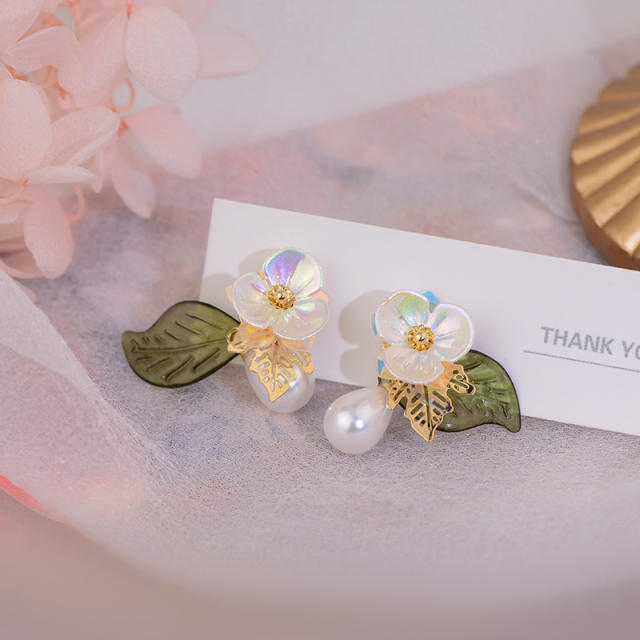 Elegant spring flower pearl earrings