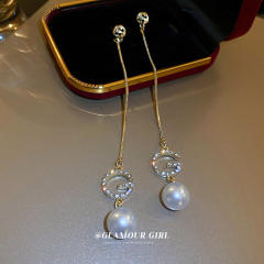 G letter pearl long earrings